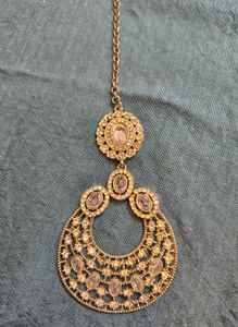Elegant Gold Maang Tikka