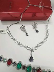 ⬇️⬇️Elegant Necklace and Earring Set