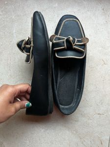 Elegant Black Loafers with Gold Bow Detail