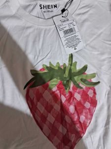 strawberry print tshirt🍓