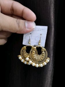 Exquisite Pearl & Gold Tone Earrings