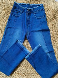 BEST RIPPED JEAN