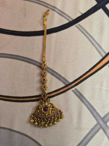 Elegant Gold-Tone Maang Tikka