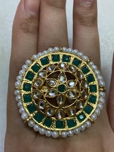 GREEN STONE STATMENT ROUND RING.