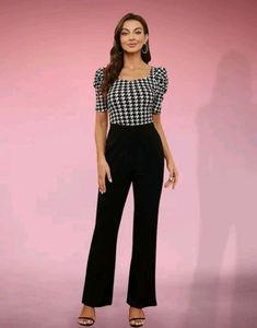 Stylish Houndstooth Cropped Top 🖤🤍