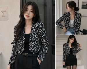 Stylish Geometric Print Cropped Blazer