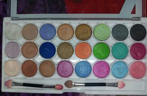 M&amp;M Professional 24 Color Eyeshadow Palette