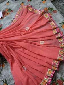 Beautiful Peach Saree with Heavy border nd Buttey❤