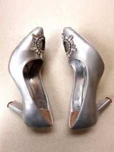 🔥LOWEST PRICE🔥 Stepping Embellished Heeled Pumps