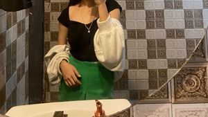 Chic Black Cropped Top