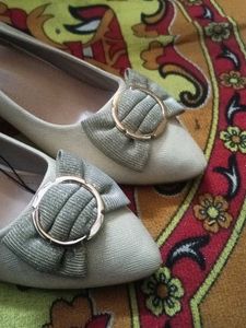 Moodys' Heels with Bow Accent