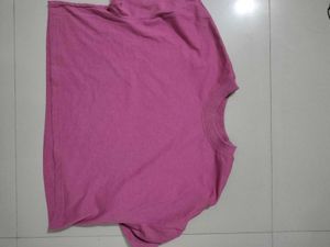 Cropped T-Shirt - Casual &amp; Trendy