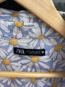 Chic Daisy Print Cropped Shirt