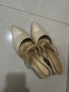 Chic Pointed Toe Mules with Gold Chain Detail