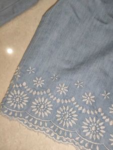 Light Wash Cropped Jeans with Belt ( capri )