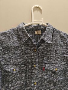 levis denim shirt in M