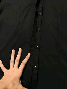 Classic fitted Black Button-Up Shirt