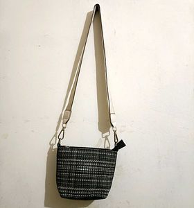 Chic Tweed Crossbody Bag