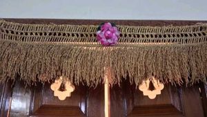 thoran and sandal garland