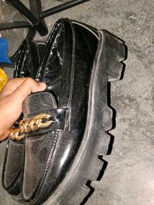 Chunky Chain Black Loafers