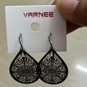 VARNEE Black Teardrop Filigree Earrings