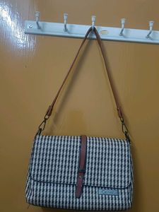 Chic Houndstooth Crossbody Bag