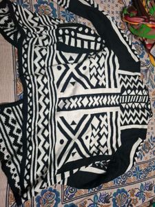 Stylish Black &amp; White Geometric Print Cardigan