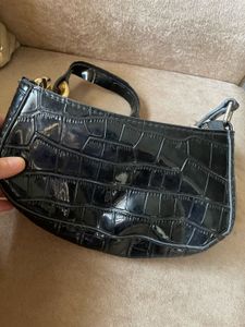 Chic Black Croc Embossed Shoulder Bag
