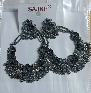 Black chandbali earrings