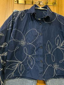 navy floral shirt with denim jeans