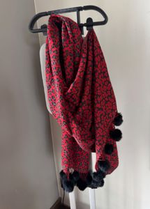 woollen Scarf with Pom- Pom Tas