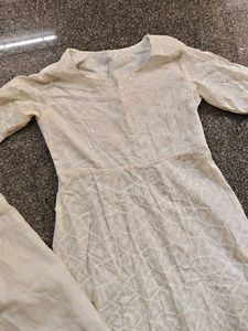 sale 🥳🥳White Embroidered Kurta Set