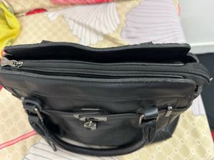 Chic Black Croc-Embossed Handbag
