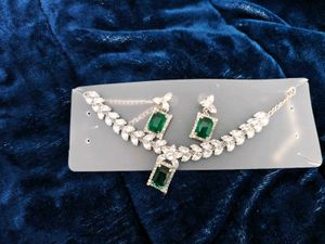 Elegant Emerald Jewelry Set