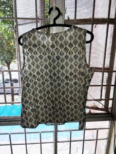 Stylish Sleeveless Kurta with Leaf Print