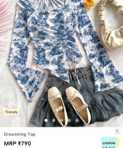Bell shaped sleeves top.[ S size]