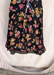 20116. BLACk floral skirt