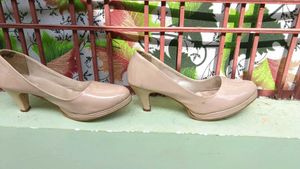 Cream Classic Platform Heels 💗