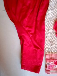 Beautiful Peach And Red Suite Salvar
