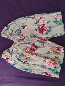 Floral Print Kurta और पायजामे भी है