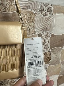 Gold Woven Crossbody Bag thoda damage hai photos m