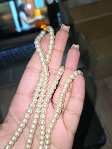 Red, green and white pearl necklace