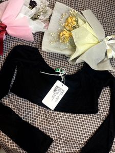 Chic Black Cropped Top with Long Sleeves