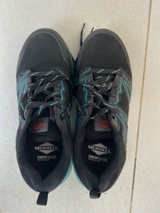 Safety boots