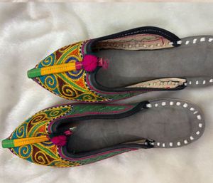 Embroidered Juttis