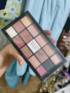 sealed Makeup Revolution Eyeshadow Palette