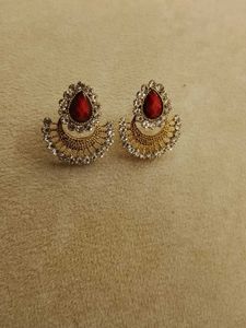 2PAIR GOLDEN AND MAROON WHITE STONE ESR STUDS