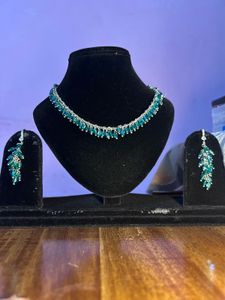 Stunning Teal Blue Necklace &amp; Earrings Set