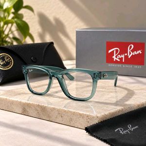 RAYBAN UNISEX SUNGLASSES A clean classic silhouett