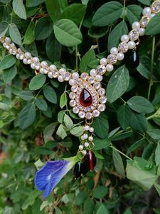 Price drop!!!!!BEAUTIFUL NECKLACE WITH EARINGS AND MANG TIKKA AND ALSO KAMAR BANDH